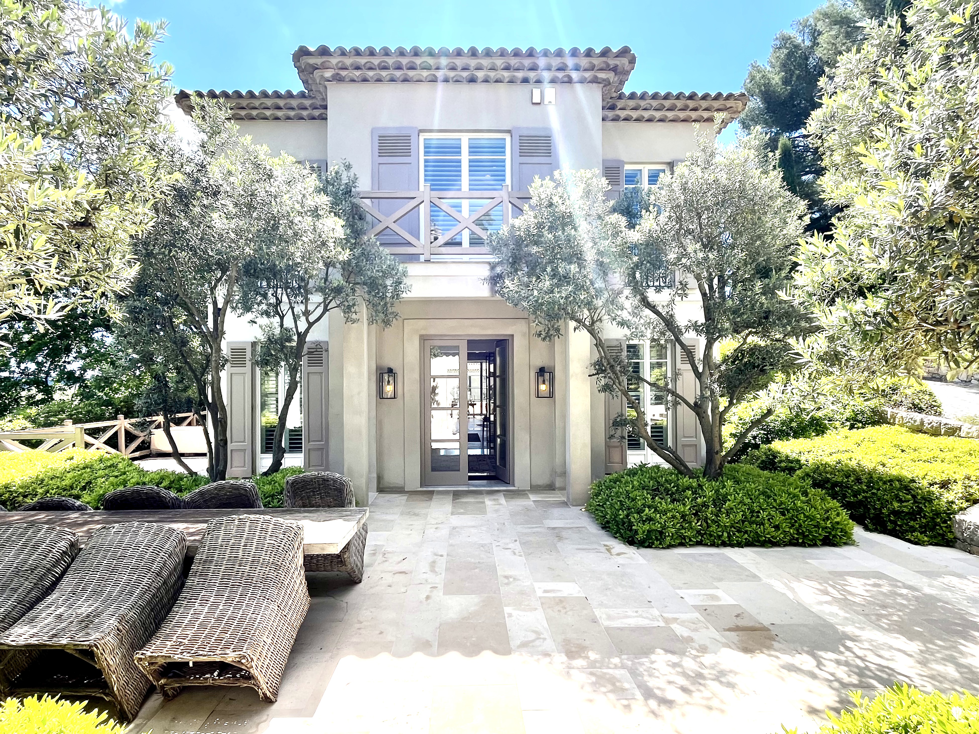 MOUGINS - BAISSE DE PRIX - VILLA DE LUXE EN EXCLUSIVITÉ - 599m2 - TERRAIN 3 100 M2
