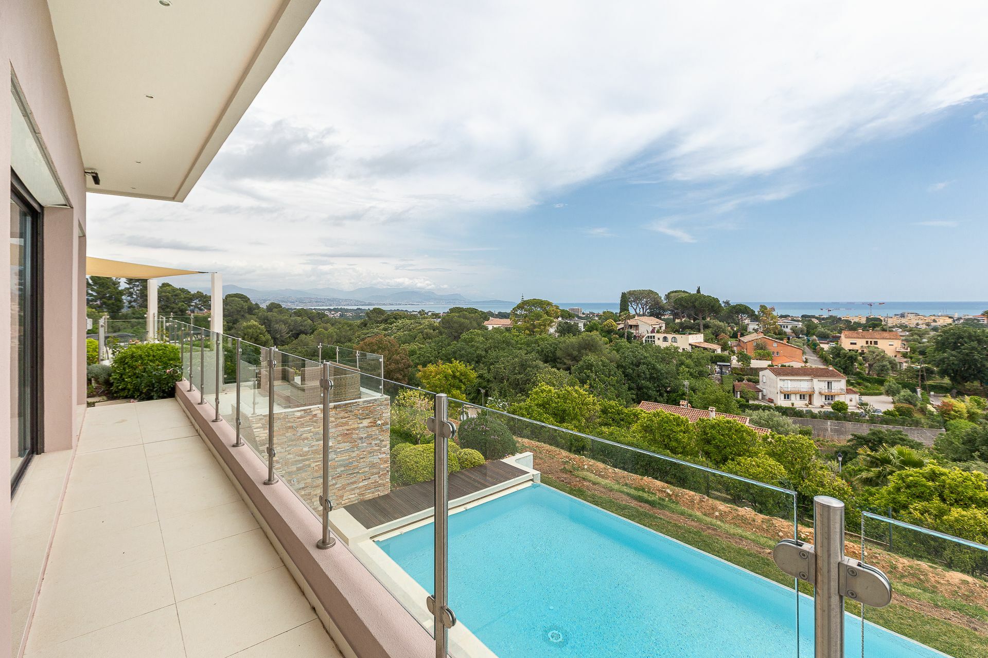 Villa moderne avec vue panoramique sur la mer dans domaine privé à Antibes